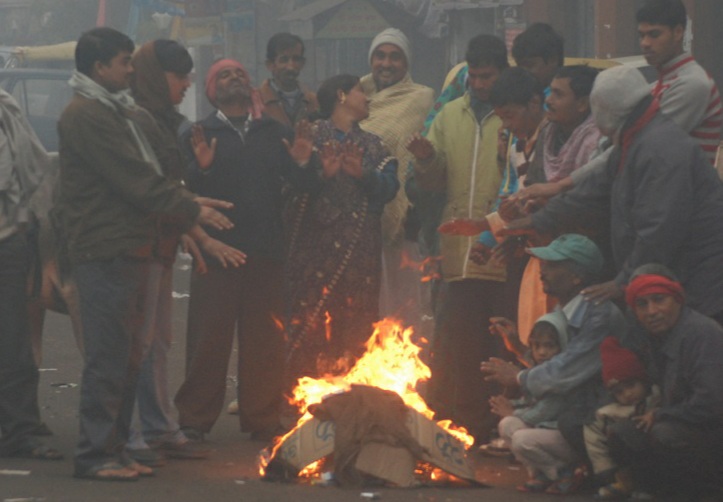 कड़ाके की ठंड में रैन बसेरा में रहने वाले गरीबों के हाल देखने निकले एसडीएम | New India Times