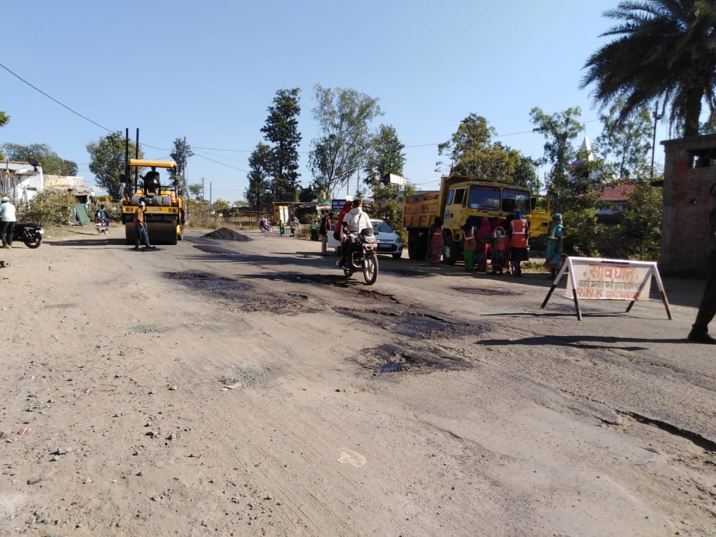 विधायक के आदेश पर सड़क निर्माण कार्य शुरू, चर्च तिराहा से रामपुरे पानी टंकी तक जर्जर है सड़क | New India Times