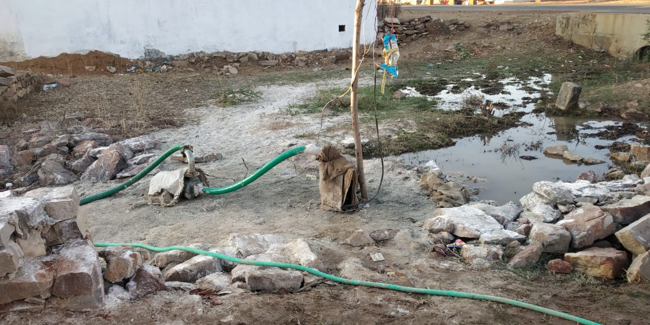 शासकीय बोर पर दबंगों का कब्जा, 300 परिवारों को उपलब्ध नहीं हो रहा है पानी, तहसीलदार को सौंपा ज्ञापन | New India Times