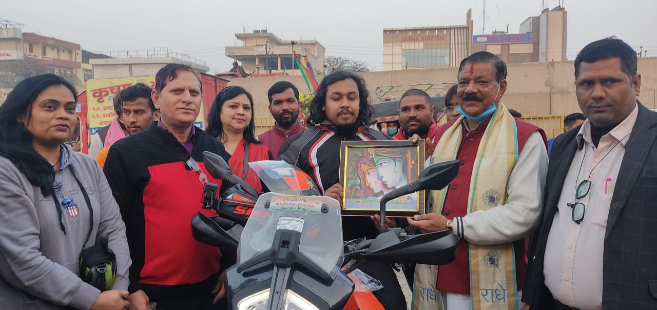 लोगों को यातायात नियमों के प्रति जागरूक करने के लिए आसाम से निकले बाइक राइडर्स का मथुरा में किया गया जोरदार स्वागत व सम्मान | New India Times
