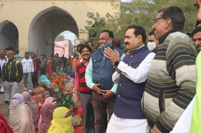 गृहमंत्री डाॅ. नरोत्तम मिश्रा ने सर्दी से बचाव हेतु हजारों गरीबों को बांटे कंबल | New India Times