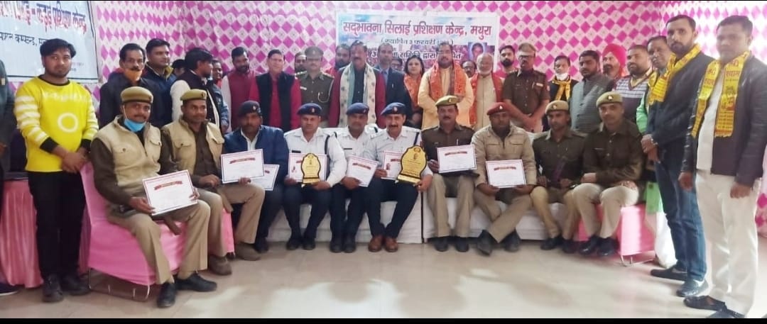 यातायात पुलिस के सम्मान में किया गया सम्मान समारोह का आयोजन, टीएसआई ओम प्रकाश शुक्ला को दिया गया वेस्ट यातायात पुलिसकर्मी 2020 का सम्मान | New India Times