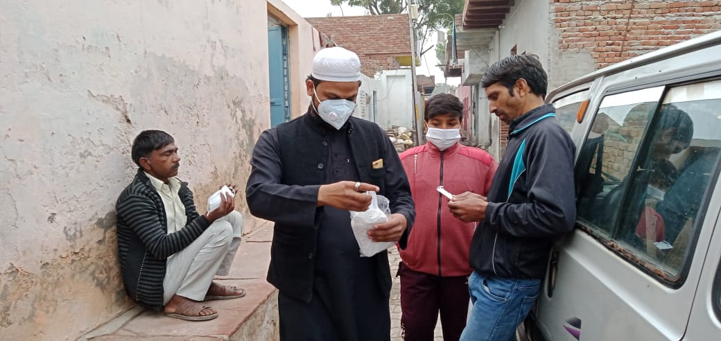 आबिद क़ुरैशी ने रुनकता में कोरोना से बचाव को लेकर लोगों को जागरूक करते हुए घर-घर बांटे मास्क | New India Times