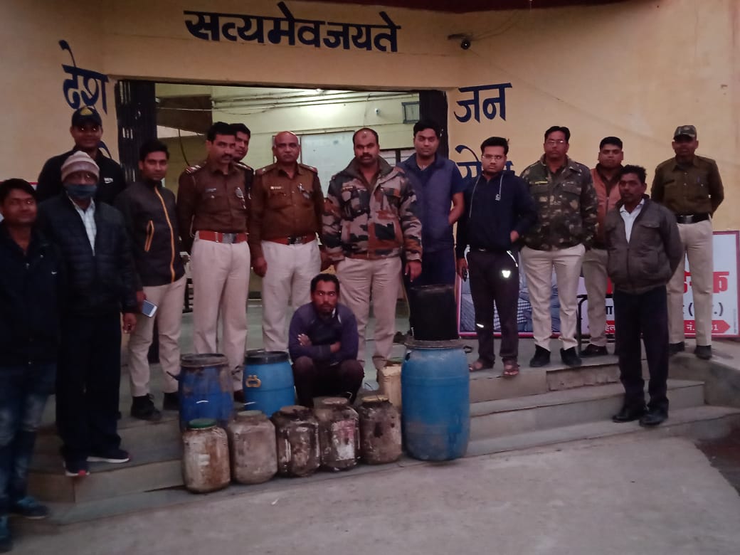 राजस्व एवं पुलिस विभाग द्वारा संयुक्त कार्यवाही करते हुए जप्त की अवैध रूप से बन रही कच्ची शराब | New India Times