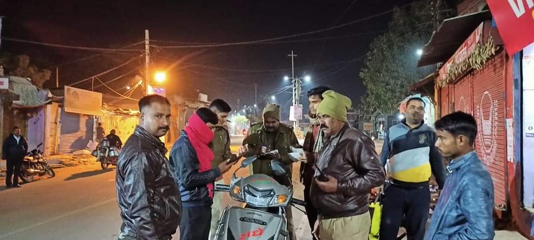 एसपी ने रोकी बिना नंबर की तीन व्यक्ति बैठे बाइक, पुलिस अधिकारियों ने की चालानी कार्यवाही | New India Times