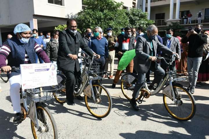 सांसद विवेक नरायण शेजवलकर ने स्वयं साइकिल चला कर निकाली साइकिल रैली | New India Times