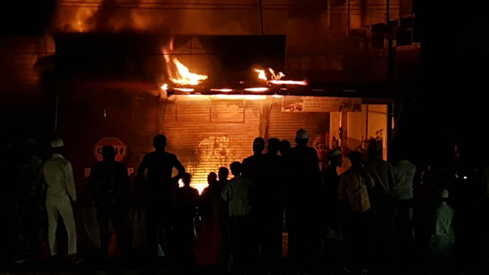 ऑटो पार्ट्स की दुकान में लगी भीषण आग, लाखों का माल जलकर राख | New India Times