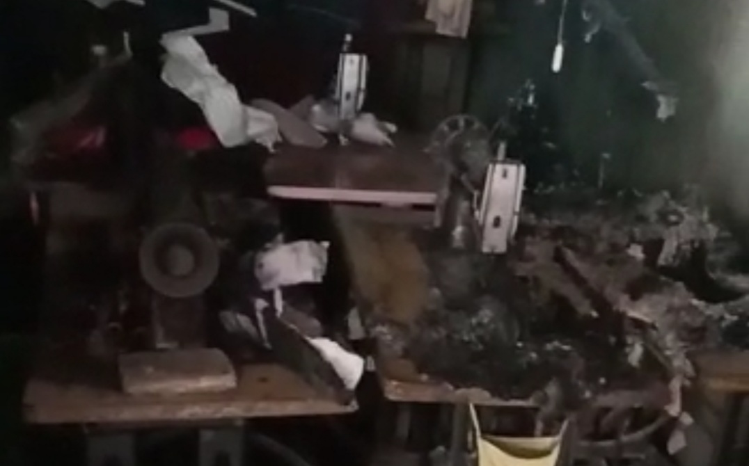 टेलर की दुकान में लगी आग, 4 सिलाई मशीन सहित हजारों रूपए के कपड़े जलकर राख़ | New India Times