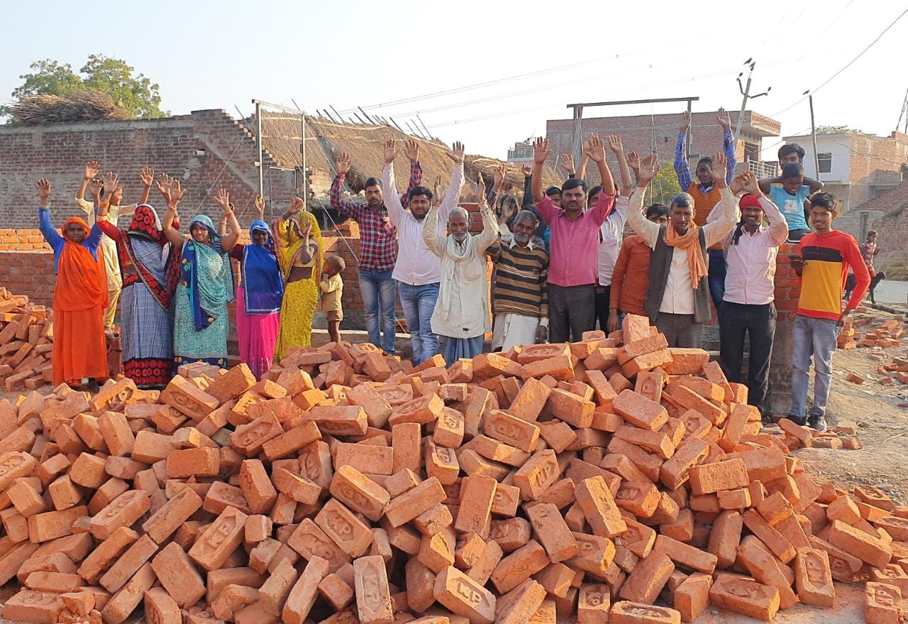 आंगनबाड़ी केंद्र निर्माण में घटिया ईंटों से बच्चों के जीवन को खतरा, सचिव पर लगाया घटिया कार्य कराने का आरोप, ग्रामीणों ने कार्य रुकवाकर किया प्रदर्शन | New India Times