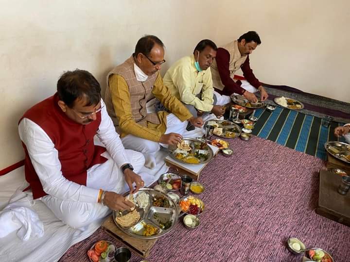 कटनी में मुख्यमंत्री श्री चौहान ने किया श्री राजेन्द्र के घर भोजन | New India Times