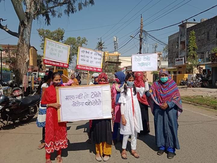 'रोको-टोको अभियान के अंतर्गत शौर्य दल एवं आंगनवाड़ी कार्यकर्ताओं द्वारा मास्क जागरूकता अभियान चला कर लोगों को कोरोना से बचाव की दी गई समझाइश | New India Times