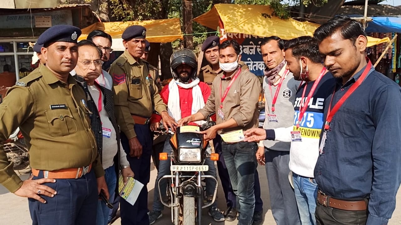 सड़क सुरक्षा अभियान के अंतर्गत प्रशासन तथा मानवाधिकार ग्रुप ने आमजन को दिया संदेश | New India Times