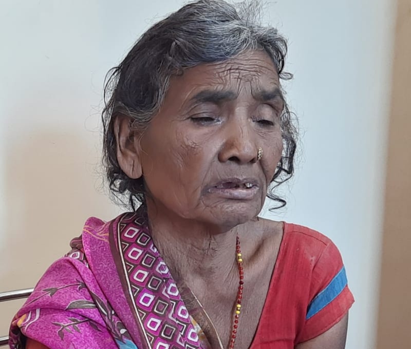 विधवा बूढ़ी मां को बेटों ने घर से धक्के मार कर निकाला, दर-दर की ठोकरें खाने को मजबूर है बूढ़ी मां | New India Times