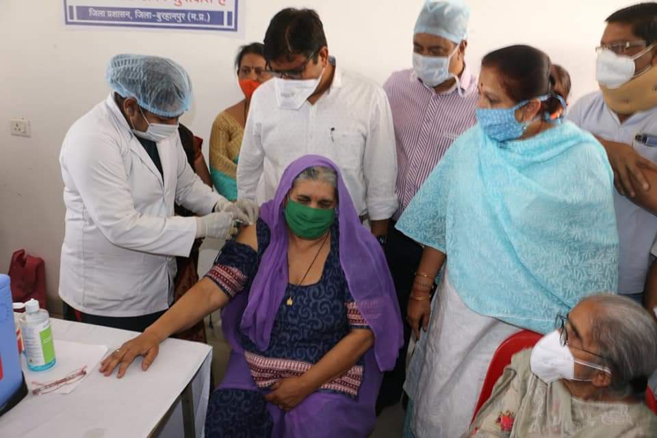 कलेक्टर बुरहानपुर की माताश्री श्रीमती पुष्पादेवी ने लगवाया कोरोना का टीका | New India Times