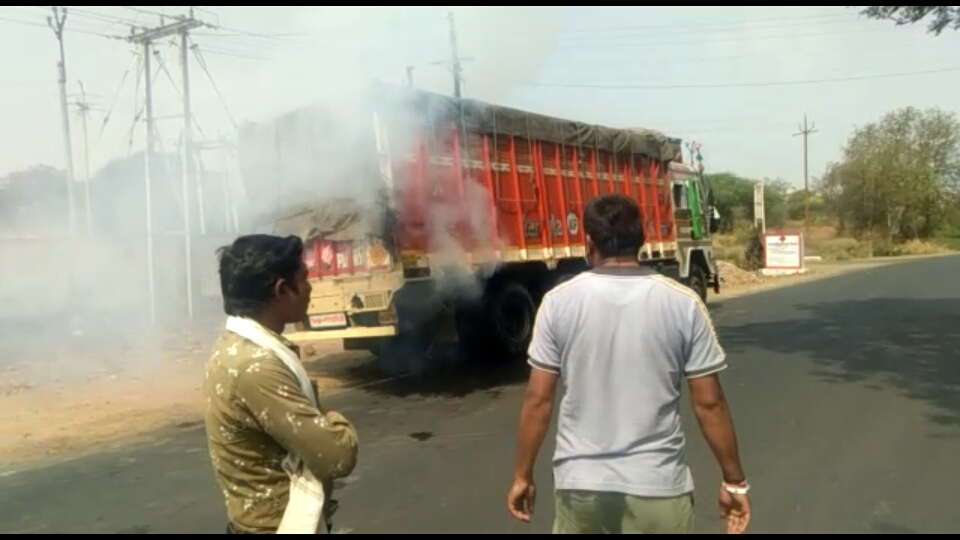 मेघनगर थांदला के बीच तेज रफ्तार से चल रहे ट्राले के टायरों में लगी आग बड़ा हादसा होते-होते बचा | New India Times