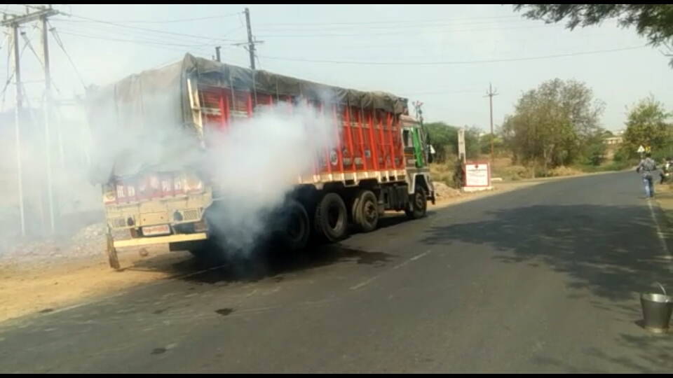 मेघनगर थांदला के बीच तेज रफ्तार से चल रहे ट्राले के टायरों में लगी आग बड़ा हादसा होते-होते बचा | New India Times