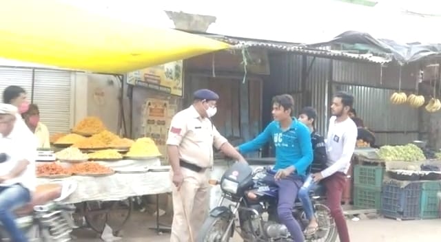 पुलिस ने की दोपहिया वाहन चालकों पर कार्रवाई | New India Times