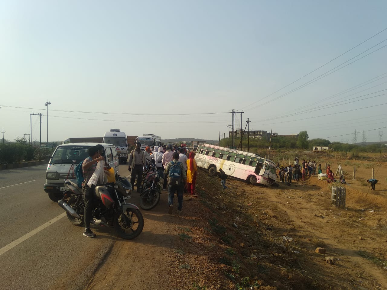 बस सड़क दुर्घटना में बाल-बाल बचे यात्री | New India Times