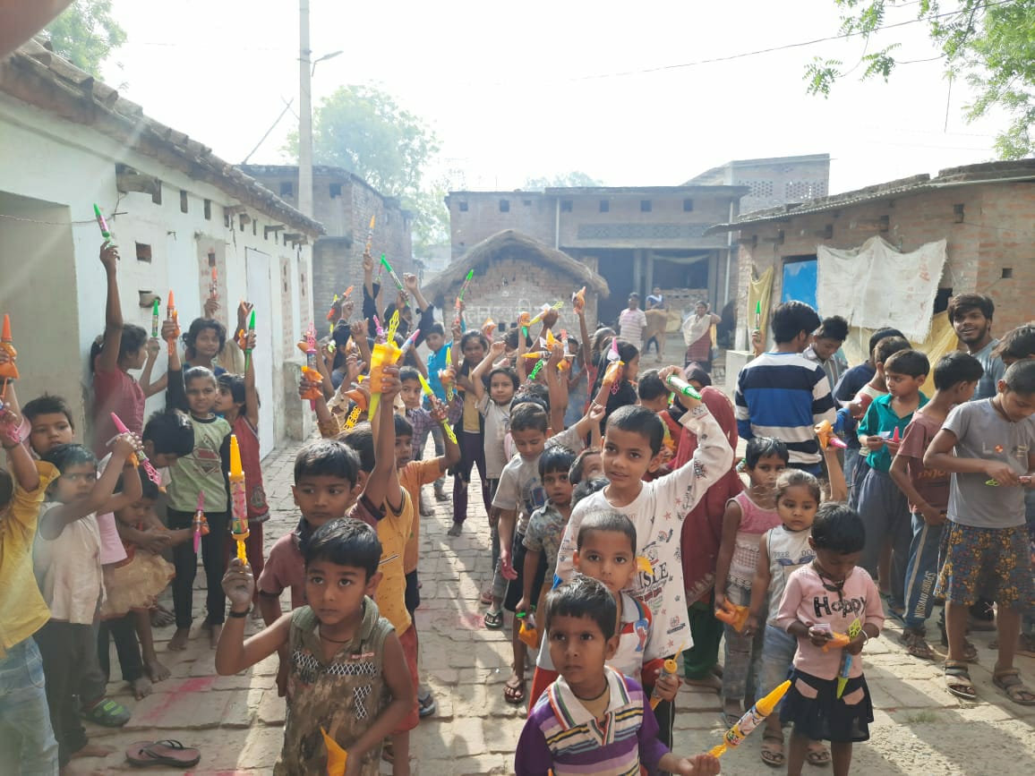 होली पर गरीब असहाय बच्चों के चेहरे पर मुस्कान लाने का काम किया गांव के नौजवानों ने | New India Times