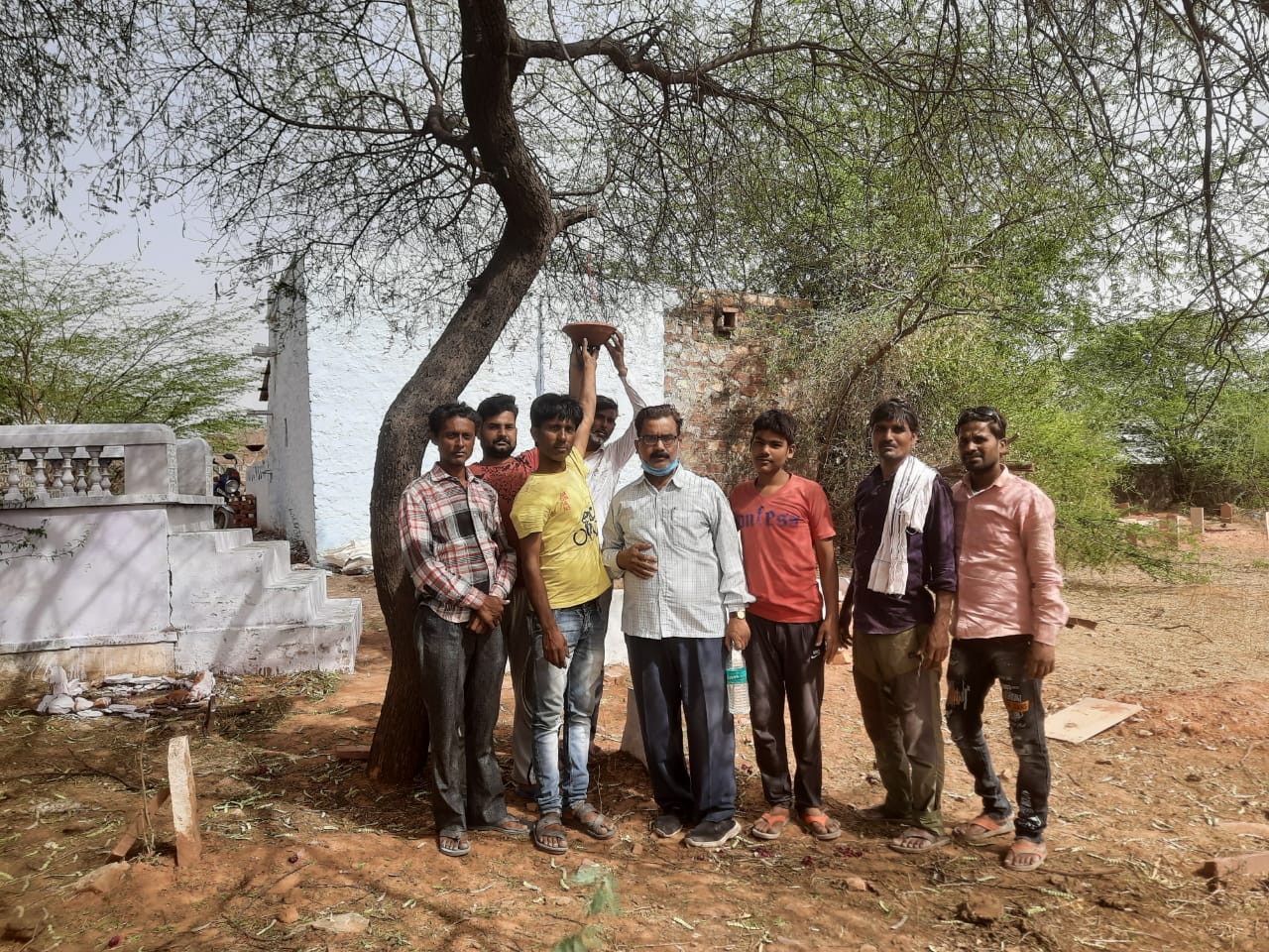 राजस्थान स्थापना दिवस पर मुस्लिम समाज द्वारा कब्रिस्तान में पक्षियों के लिए बांधे गये परिंडे | New India Times