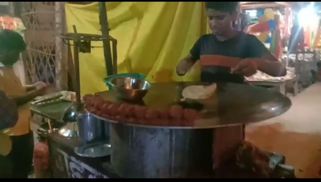 मोहनलालगंज इलाके में स्थित 'लंबू कबाब पराठा' दुकान पर ग्राहकों के स्वास्थ्य के साथ हो रहा है खिलवाड़, बासी खाद्य पदार्थों के इस्तेमाल के साथ स्वच्छता का भी रहता है अभाव | New India Times
