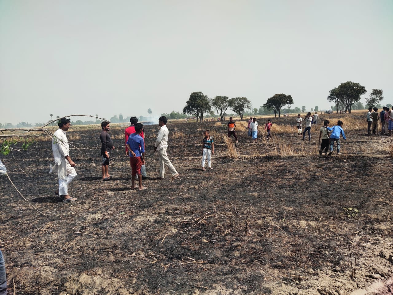 खलिहान में लगी आग ने गांव में पहुंचकर दिखाया विकराल रूप, एसडीएम, सीओ, कोतवाल, तहसीलदार, पुलिस और फायर ब्रिगेड ने तत्काल पहुंचकर किया आग को काबू | New India Times