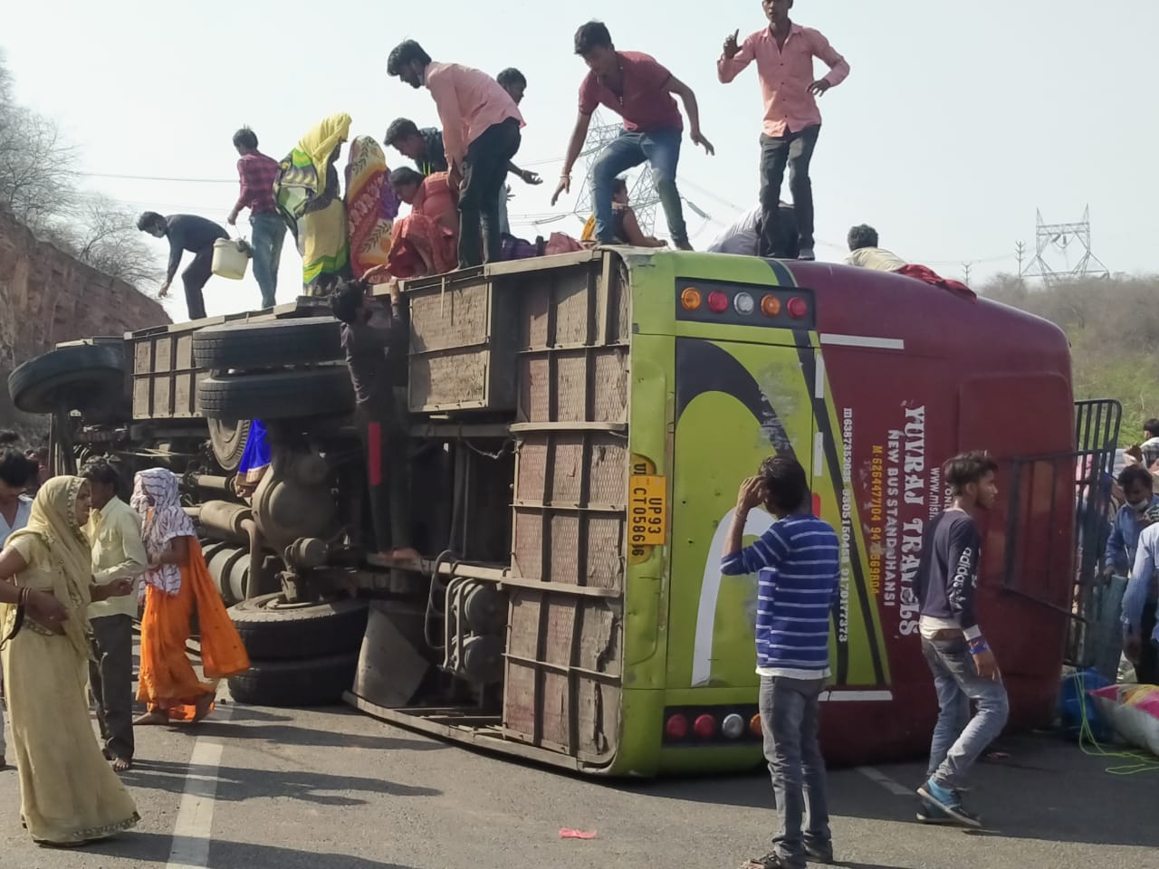 दिल्ली से छतरपुर के लिए जा रही मजदूरों से भरी बस पलटी, 3 की मौत, 24 मजदूर घायल | New India Times