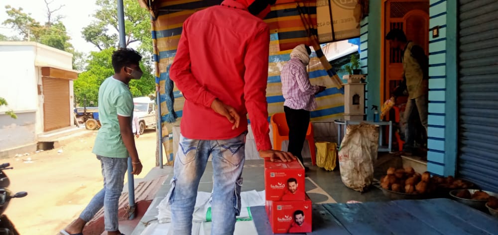 कोविड-19 में आर्थिक तंगी से गुजर रहे लोगों को लूट रहे हैं दुकानदार | New India Times