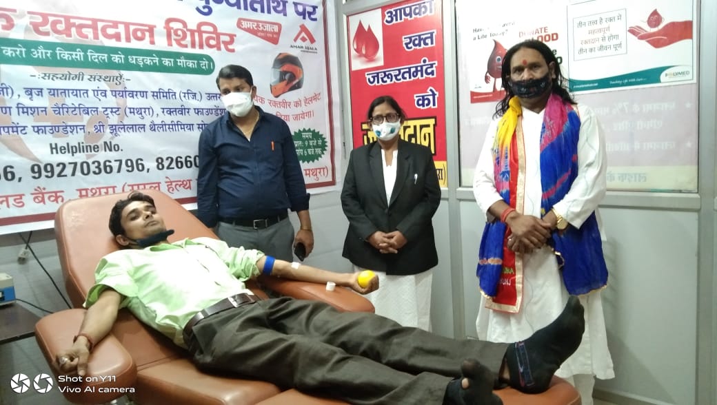 स्व. माधुरी भारद्धाज जी की प्रथम पुण्यतिथि पर किया गया रक्तदान शिविर का आयोजन, प्रत्येक रक्तदाता को प्रशस्ति पत्र के साथ दिया गया हेल्मेट: विनोद दीक्षित | New India Times