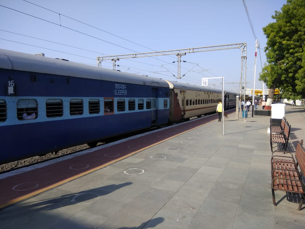 मेघनगर रेलवे स्टेशन पर मजदूरों का आवागमन गुरुवार से है जारी | New India Times