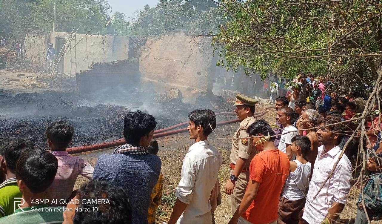 अचानक लगी आग से तीन घर जलकर राख | New India Times
