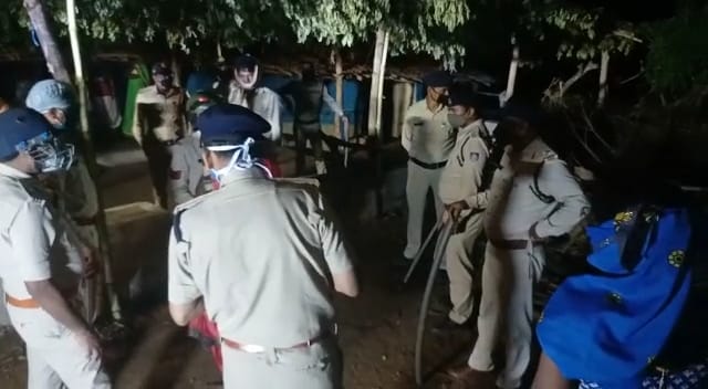 तामिया साजकुही के मॉढालढाना में ग्रामीणों ने किया पुलिस पर हमला | New India Times