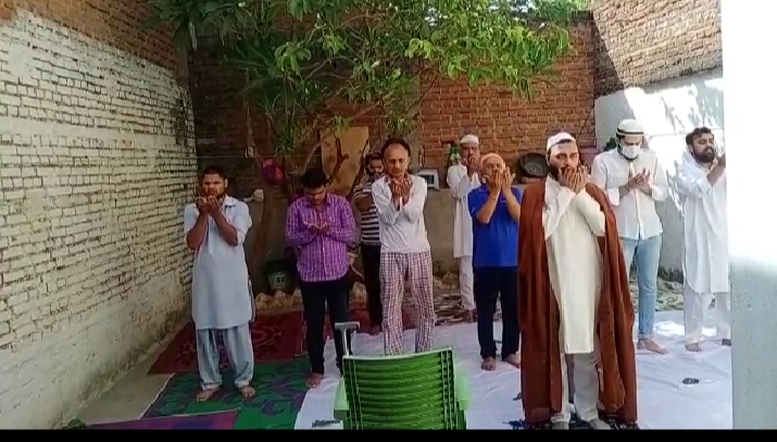 कोरोना महामारी के चलते शिया समुदाय के लोगों ने अपने घरों पर अदा ईद की नमाज़ | New India Times