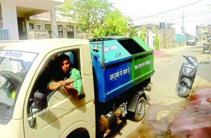 कचरे की गाड़ी वाला नहीं बजा रहा था गाने (जिंगल), अधिकारी ने कर्मचारियों पर लगाया जुर्माना | New India Times