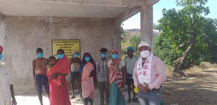 पहाड़ी पर बसे ग्राम गुरैखुरैमऊ में कोरोना वालेंटियर्स ग्रामीणों को कोरोना महामारी से बचाव के लिये कर रहे हैं प्रेरित | New India Times