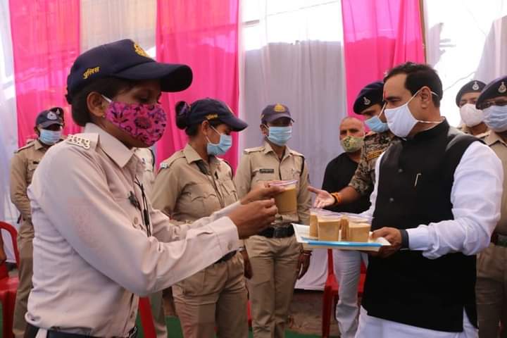 जन-जन की सुरक्षा के लिए मैदान में डटे हैं पुलिस जवान: गृहमंत्री डॉ. मिश्रा. गृहमंत्री ने पौष्टिक आहार के रूप में पुलिस जवानों को पिलाया सत्तू | New India Times