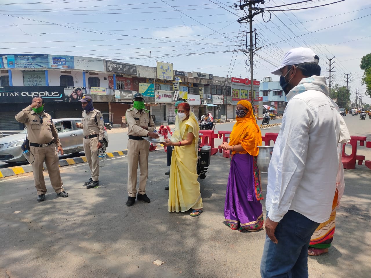 पुलिस, डॉक्टर, सफाई कर्मचारी आदि को स्वास्थ्यवर्धक छाछ पिलाकर किया गया उत्साहवर्धन | New India Times