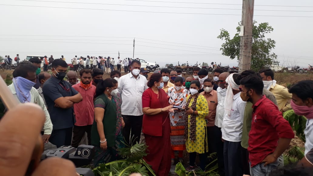 पूर्व कैबिनेट मंत्री श्रीमती अर्चना चिटनीस दीदी ने आंधी तूफान से प्रभावित विभिन्न ग्रामों का दौरा कर लिया स्थिति का जायजा | New India Times