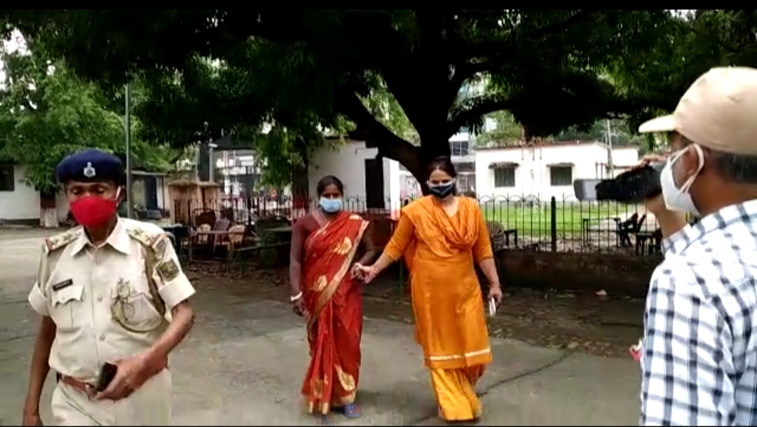 दिल्ली पुलिस की स्पेशल सेल ने ऑक्सीजन सिलेंडर और रेमडेसीविर इंजेक्शन के कालाबाजारी को लेकर भागलपुर में एक महिला को किया गिरफ्तार | New India Times