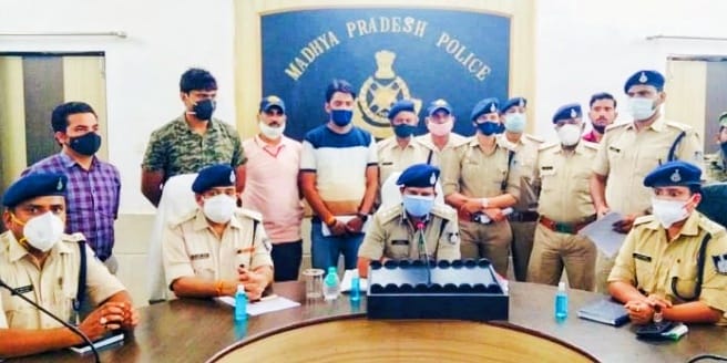 पुलिस ने 2 करोड़ 95 लाख 90 हजार के गांजे की खेप के साथ दो तस्करों को किया गिरफ्तार | New India Times