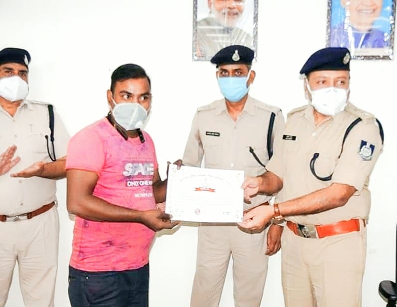 ग्वालियर पुलिस के अनुरोध पर अपनी दुकान व संस्था से ऑक्सीजन सिलेंडर प्रदाय करने वाले व्यवसायियों को पुलिस अधीक्षक अमित सांघी ने किया सम्मानित | New India Times
