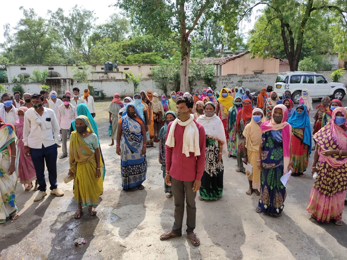 चीमाढाना राशन दुकान की अनियमितताओं को लेकर ग्रामीणो ने एसडीएम व बिधायक को सौपा ज्ञापन, ग्रामीणो ने विक्रेता को हटाने की रखी मांग | New India Times