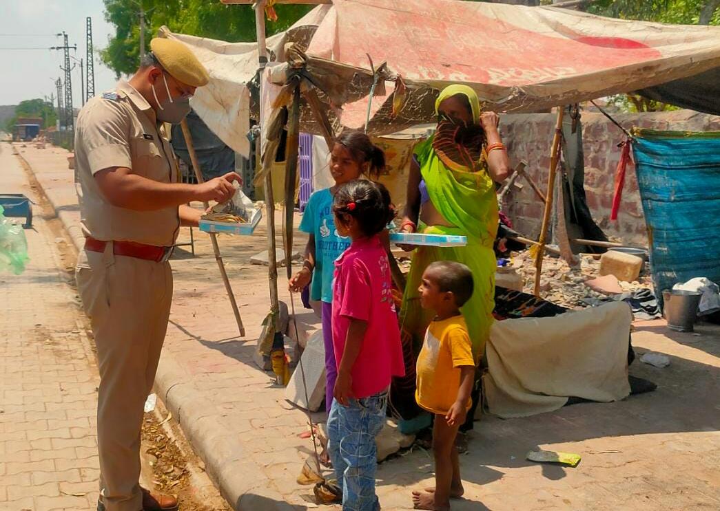 कोरोना काल में महत्वपूर्ण सेवाएं दे रही है यातायात पुलिस, ड्यूटी के दौरान बखूबी निभा रहे हैं मानवीय फर्ज भी | New India Times