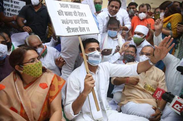 पेट्रोल-डीजल व अन्य की आसमान छूती कीमतों के खिलाफ कांग्रेस ने राजस्थान में किया विरोध प्रदर्शन | New India Times