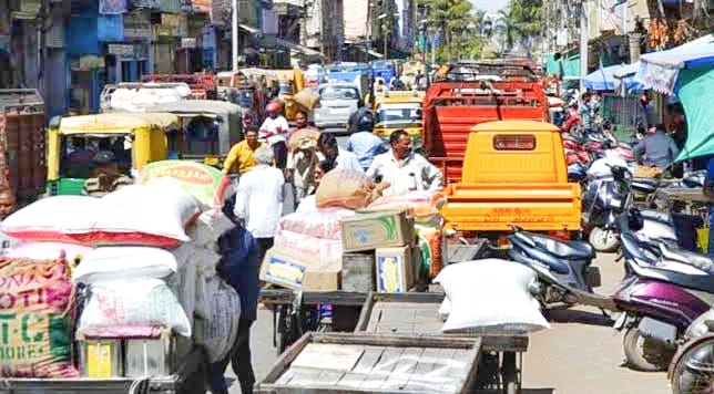 शहरवासियों को अभी भी नहीं मिला सबक, बाजारों में उमड़ी ग्राहकों की भीड़, 4 से 6 बजे तक सड़कों पर लगा रहा जाम | New India Times
