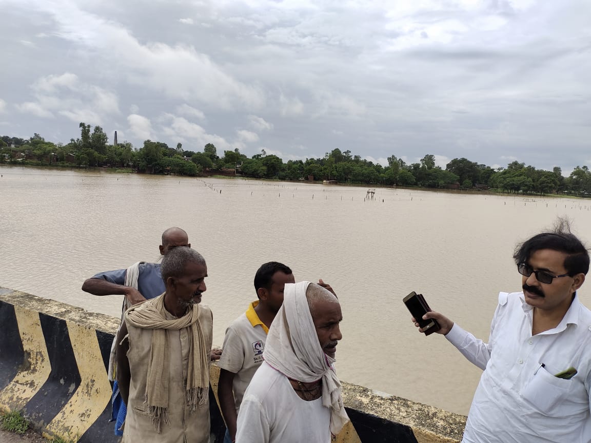 भिनगा विधायक ने किया बाढ़ ग्रस्त क्षेत्र का दौरा जाना ग्रामीणों का हाल | New India Times