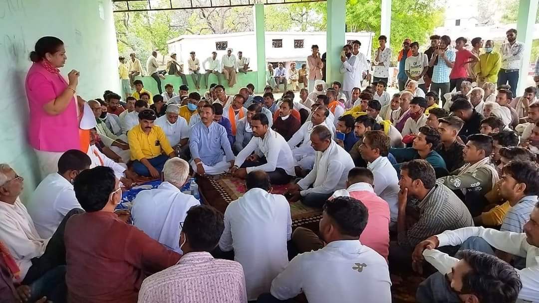 झिरन्या उद्वहन माइक्रो सिंचाई परियोजना को लेकर आंदोलनरत किसानों-ग्रामीणों से पूर्व मंत्री श्रीमती अर्चना चिटनिस ने की मुलाकात | New India Times