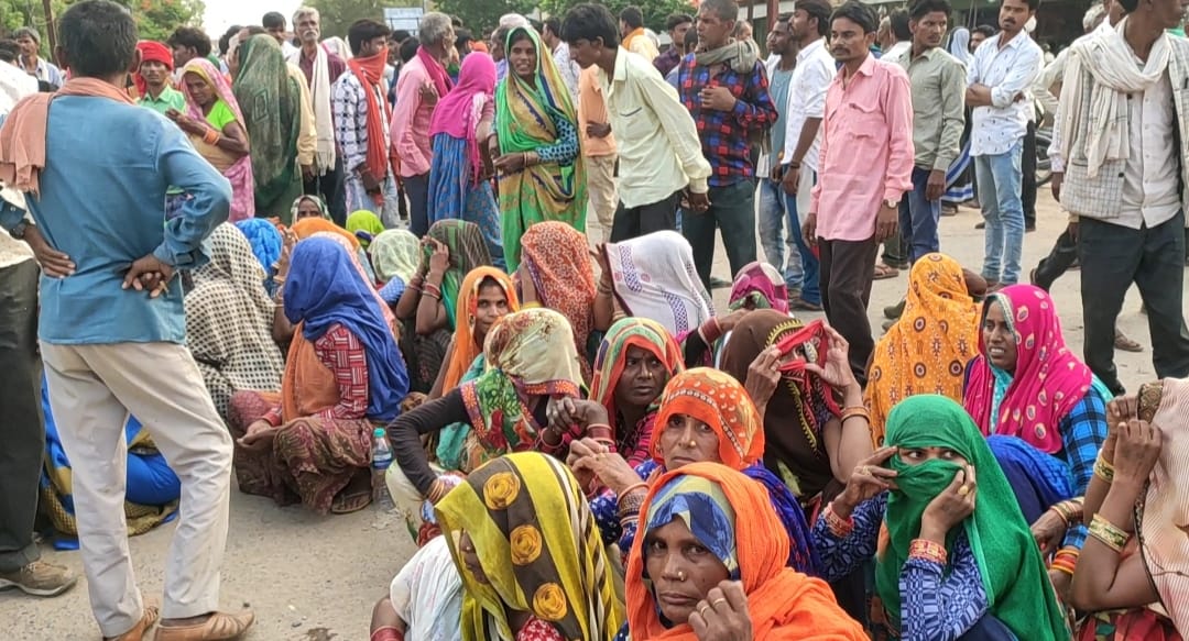 दलित महिला की मौत को लेकर गुस्साए ग्रामीणों ने किया चक्काजाम, पुलिस पर किया पथराव | New India Times