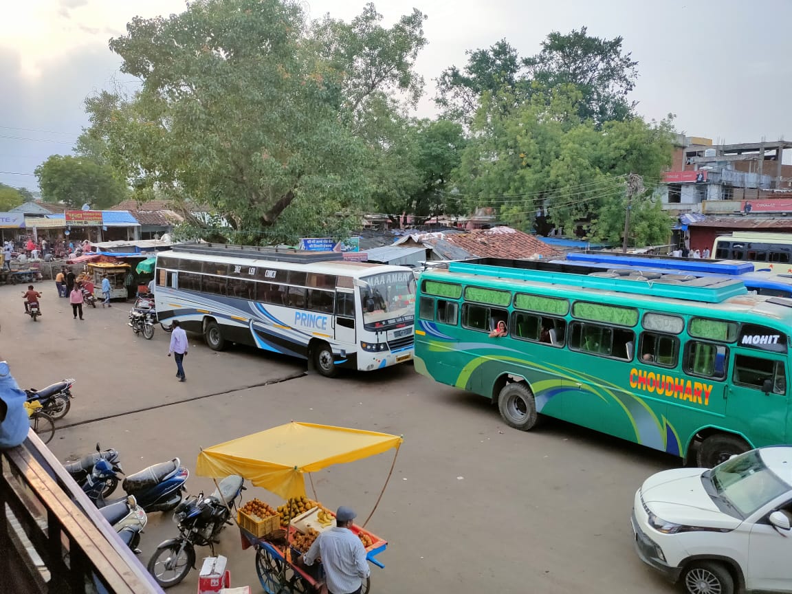 देवरी बस स्टैंड पर अव्यवस्थित बसों के खडे़ होने से दुकानदारों का व्यापार ठप्प, समस्त दुकान व्यापारियों ने क्षेत्रीय विधायक हर्ष यादव से लगाई गुहार | New India Times