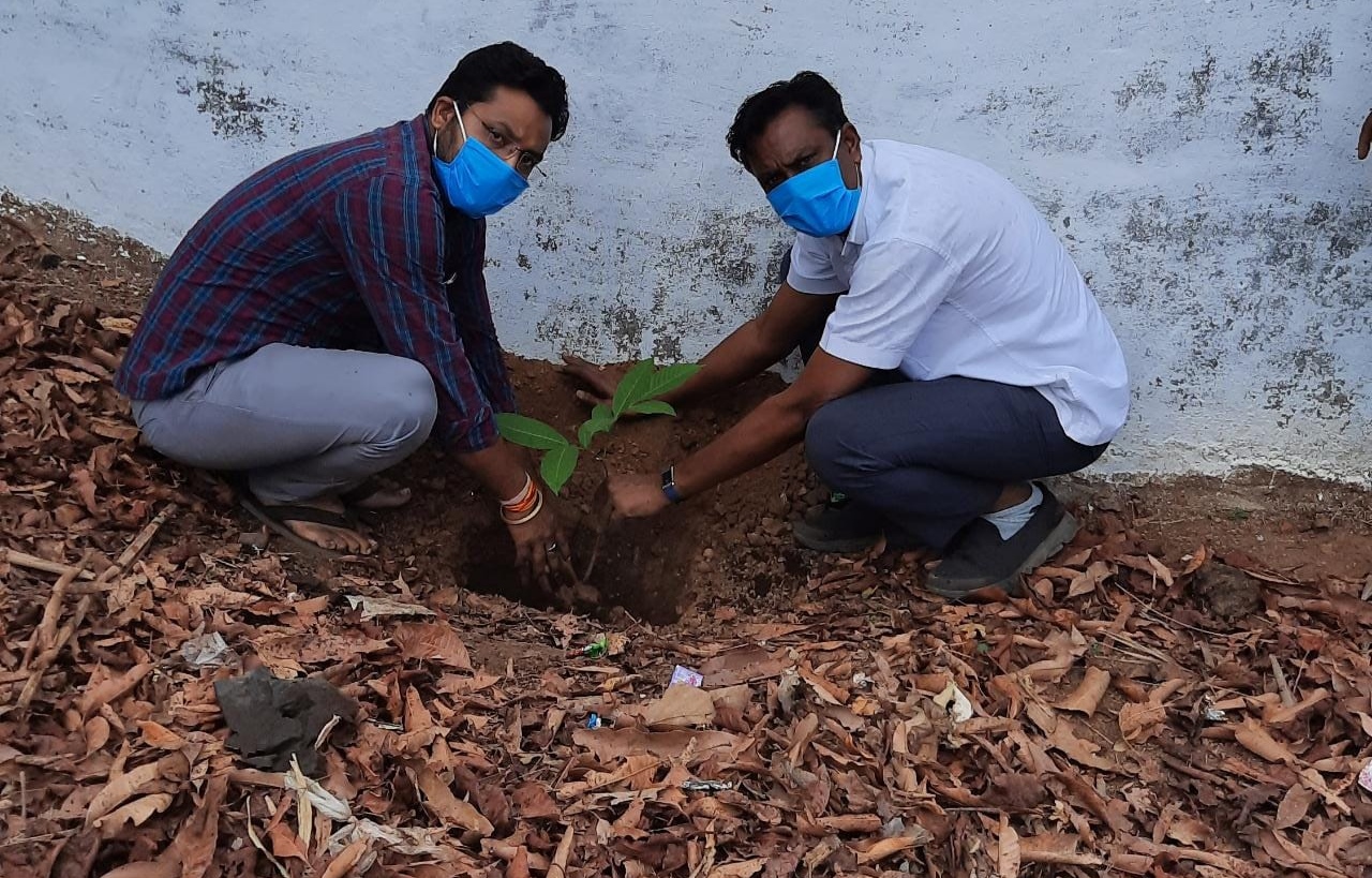 विश्व पर्यावरण दिवस पर रामपुर क्षेत्र के चऊमऊ ग्राम पंचायत में किया गया पौधारोपण, ग्रामीणों को मास्क वितरण के साथ वैक्सीन लगवाने को लेकर चलाया गया जनजागृति अभियान | New India Times